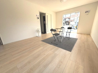 【居間・リビング】 | 安佐北区落合南3（玖村駅）全2区画　NO1【P2台可】 | 大きな窓が設置された17帖リビング☆対面式のキッチンでリビングが見渡せるので、お子様やご家族の様子が見えて安心です♪