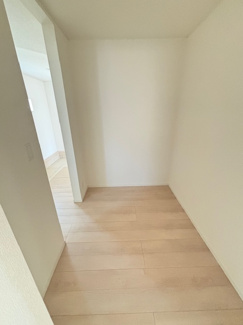 【居間・リビング】 | 安佐北区落合南3（玖村駅）全2区画　NO1【P2台可】 | リビングに直結されたファミーリークロークは、２階へ上がることなく、衣類の収納ができるので毎日の生活に便利な間取りが考慮されています☆