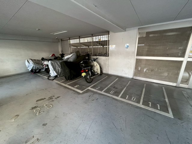 エスリードコート難波ウエストの駐車場