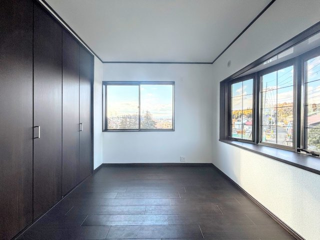 泉区新橋町　中古戸建ての洋室|◆柔らかい陽光が差し込む明るいお部屋を演出する設計。彩光の取れる窓が気持ちの良いお部屋を創り上げます。
