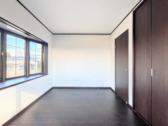 泉区新橋町　中古戸建ての洋室|◆室内はいつも明るい印象なので気持ちの良い朝を迎えられます。各部屋にはクローゼットを完備しており、収納が多いお家はすっきりして快適空間です。
