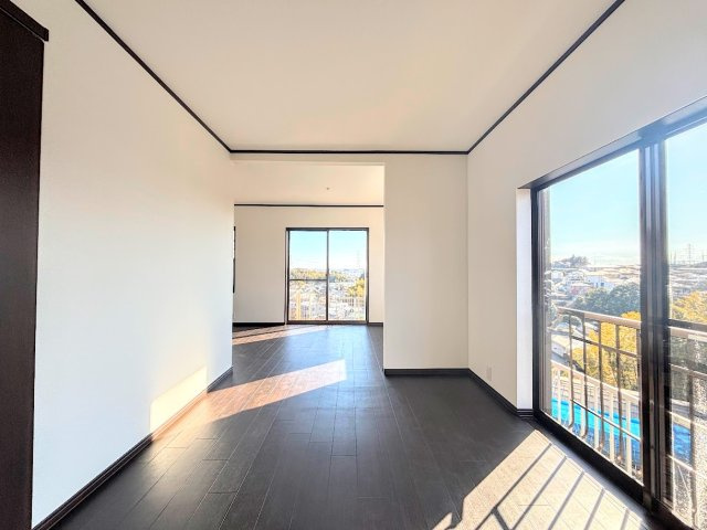 泉区新橋町　中古戸建ての洋室|◆気持ちの良い風が室内へ入り込む居室。家具を配置しても広々ご利用いただけます！！
