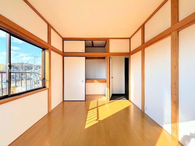 泉区新橋町　中古戸建ての洋室|◆感性を育むプライベートルームはシンプルでスマートな空間。好みの空間で読書をしたり、音楽を聞いたりと一人の時間も充実したものにできます。
