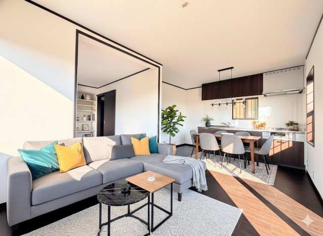 泉区新橋町　中古戸建ての居間・リビング|◆家族で食卓を囲むダイニングスペースと、ソファでゆったりくつろぐリビングスペースがしっかり区切られているので家具の配置や用途を使いわけしやすいです。
(家具はイメージです)