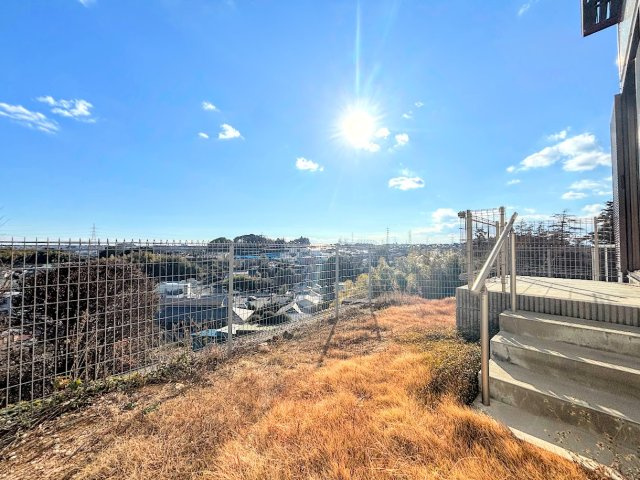 泉区新橋町　中古戸建ての庭|◆お手入れのしやすいちょうどよいサイズ感のお庭付き。植栽や家庭菜園等多目的にご利用いただけるプライベート空間。
