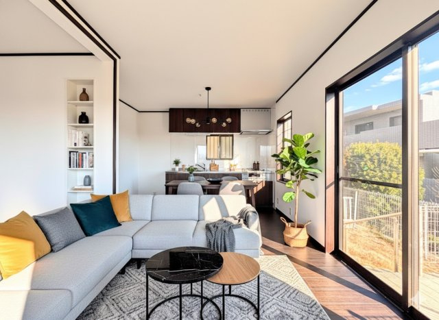 泉区新橋町　中古戸建ての居間・リビング|◆一家だんらんのスペースとなるＬＤＫ。窓から明るい光が差し込み、思わず家族の会話も弾む快適な空間。
(家具はイメージです)