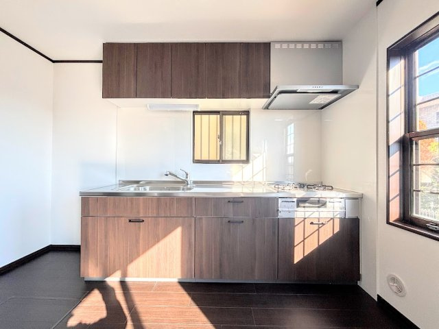 泉区新橋町　中古戸建てのキッチン|◆デザイン性と機能性を兼ね備えたキッチンです。リビングスペースとの一体感が生まれ、広々空間を演出してくれます。
