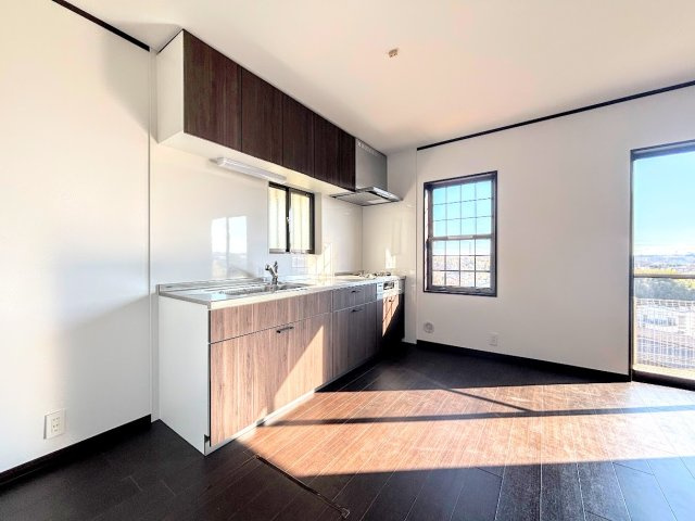 泉区新橋町　中古戸建てのキッチン|◆ご家族みんなで調理ができる位のスペースを実現したキッチン空間となっております。みんなで作った料理を召し上がりながらの会話は、どのような物になるのでしょうか。
