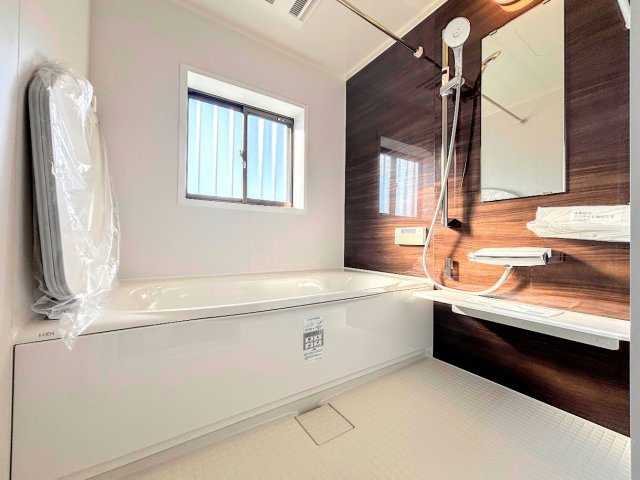 泉区新橋町　中古戸建ての浴室|◆お子様と一緒にバスタイムを楽しめる広々空間。浴室乾燥機付で心地よいバスタイムを実現します。
