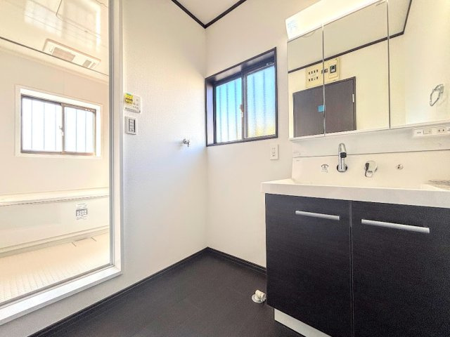 泉区新橋町　中古戸建ての独立洗面台|◆毎日使う場所だから、機能的で使いやすさに配慮したパウダールーム。すっきりと使えるように収納も豊富にご用意しています。
