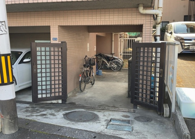 【中庭】 | カテリーナ八王子 | 中庭（パティオ）とは、一つの建築物の内部に設けられた、壁などで囲われている庭のことを指します。コの字型、ロの字型が主流ですが、L字型の中庭もあります。最近では、インテリア性の高さからも人気があります。