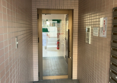 【エントランス】 | カテリーナ八王子 | マンションのエントランスには、もともと風よけや防犯の役割がありますが、マンションによって宅配ボックスなどの設備が備わっている所もあります。日々の生活をイメージしながら生活しやすさをチェックしましょう。