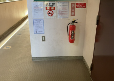 【ロビー】 | カテリーナ八王子 | ラウンジは、マンションの共用スペースに椅子やテーブルなどを配置した利用者が寛げる空間です。屋内型ラウンジと屋外型ラウンジがあります。共用部分の管理状況と合わせて、詳細については現地でご確認ください。