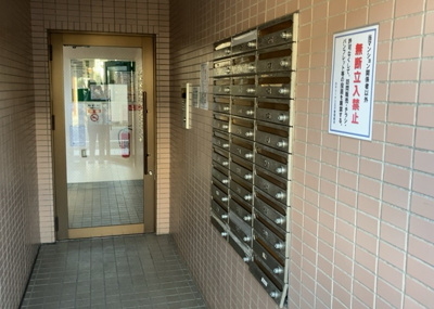 【設備】 | カテリーナ八王子 | エントランス付近に設置されている集合ポストは、住んでいる部屋と離れているため、ポストをあさるなど誰かに何かされていても被害に気づきにくいです。入居する時には他人に特定されにくい番号で鍵をかけましょう！