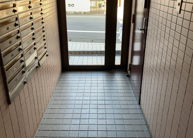 【ロビー】 | カテリーナ八王子 | ロビーというと、エントランスと何がちがうの？と思いますよね。実はロビーとエントランスには明確な決まりはありません。物件によっては、エントランスを入って広がるある程度の広さのある空間がロビーとなります。