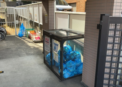 【設備】 | カテリーナ八王子 | 共有部分は、住民なら誰もが使える設備のこと。例えば駐車場やエレベーター、インターネット設備、セキュリティ設備などがあります。他にも、マンションの廊下・外部階段やエントランス・ゴミ置き場などがあります。