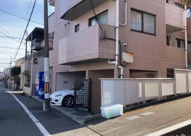 【現況写真】 | カテリーナ八王子 | 道幅が広い場所は日当たりや風通が良好です。幅が広いのですれ違いも可能ですし大きな車でも駐車可能！一方で、大型車が通ることも多くなるため交通量の増加により騒音に繋がります。また土地の値段が高くなります。