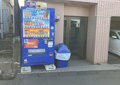 【玄関】 | カテリーナ八王子 | 玄関は家の顔でもあり、家族以外の目にも止まる場所です。玄関は外との間を仕切る扉、靴などをしまっておく収納スペース、靴脱ぎのたたきスペース、来客とのやり取りをするドアホンなど複数のアイテムからなります。