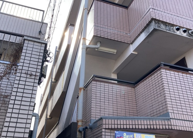 【内装】 | カテリーナ八王子 | 共有部分は、住民なら誰もが使える設備のこと。例えば駐車場やエレベーター、インターネット設備、セキュリティ設備などがあります。他にも、マンションの廊下・外部階段やエントランス・ゴミ置き場などがあります。