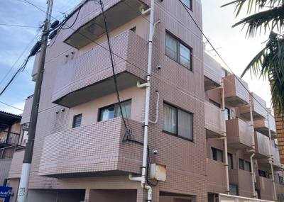 【外観】 | カテリーナ八王子 | 外観はマンション管理がされているかの目安になります。築年数が古いと、壁面は劣化してひび割れが生じることも！建物が古びていても細かいところが修繕されていると、きちんと管理されているなぁと感じるでしょう。