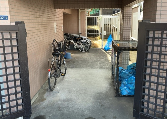 【駐車場】 | カテリーナ八王子 | 車一台あたりに必要なスペースは、標準サイズの普通自動車で横幅2m50cm、長さ5mは必要になります。ただし、乗降のことも考慮して横幅3m30cm、長さ5m50cmほどは確保できるところを選びましょう。