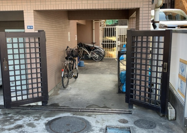 【駐車場】 | カテリーナ八王子 | 駐車場と明記されていても、最小スペースでつくられた駐車場だと大型車は駐車できなかったり、出入りしにくくなったりする可能性があります。お車のサイズと購入したい物件の駐車場のサイズを現地で確認しましょう。