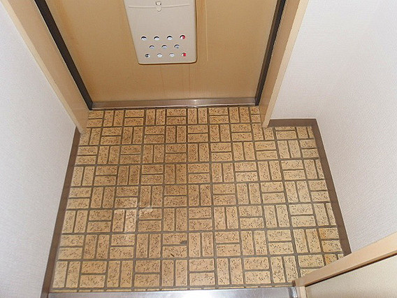 コスモプラザ三宮の玄関