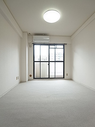 コスモプラザ三宮の居間・リビング