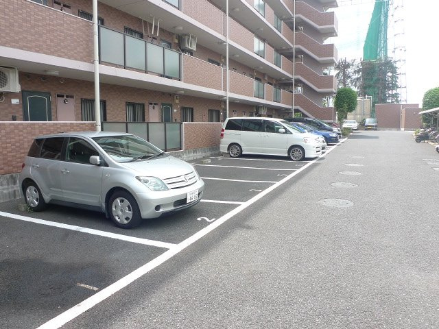 エクセラン東松戸の駐車場
