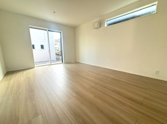 【居間・リビング】 | 廿日市市串戸4（宮内串戸駅徒歩2分！）全2区画　NO2【61坪】 | 大きな窓が設置された16.5帖リビング☆　対面式のキッチンでリビングが見渡せるので、お子様やご家族の様子が見えて安心です♪