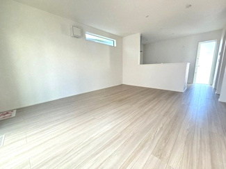 【居間・リビング】 | 廿日市市串戸4（宮内串戸駅徒歩2分！）全2区画　NO2【61坪】 | 16.5帖リビング☆対面式のキッチンでリビングが見渡せるので、お子様やご家族の様子が見えて安心です♪