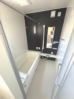 【浴室】 | 廿日市市串戸4（宮内串戸駅徒歩2分！）全2区画　NO2【61坪】 | ゆったりした浴槽は、足を伸ばしてゆったり湯船につかることができます。
浴室換気乾燥機付きでカビ予防やヒートショック予防に安心です☆