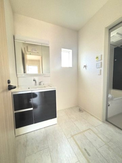 【独立洗面台】 | 廿日市市串戸4（宮内串戸駅徒歩2分！）全2区画　NO2【61坪】 | 三面鏡付きの洗面台は、メイクもドライヤーも余裕のスペースです☆