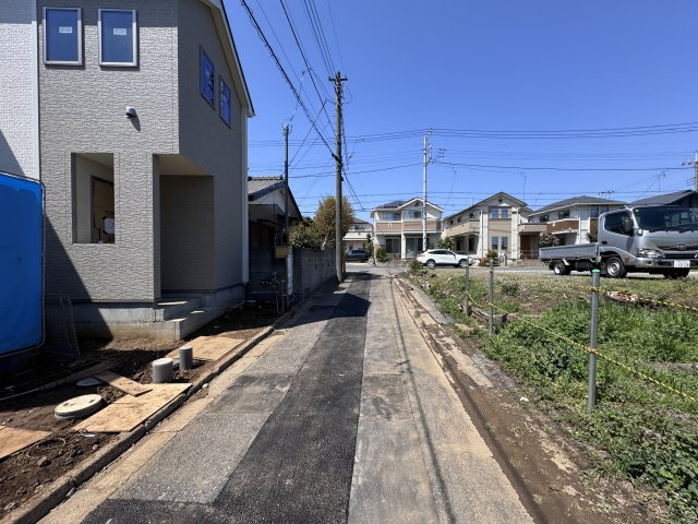 松戸市栗ケ沢新築戸建の前面道路含む現地写真|北東側前面道路