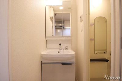 【独立洗面台】 | ディアレイシャス浅間町 | 独立洗面台、小物を置くことができて便利です