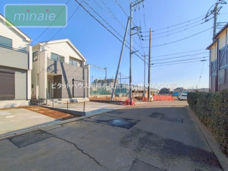 【前面道路含む現地写真】 | ウォークインクローゼット×２　保育園6分　二和東　全4棟　D号棟 | 前面道路です♪