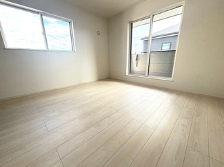 【洋室】 | 佐伯区坪井1（楽々園駅）全3区画　NO1【外構工事込】 | 2階　洋室×3　収納付きでお部屋がスッキリ広く使えます。　
