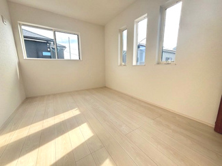 【洋室】 | 佐伯区坪井1（楽々園駅）全3区画　NO1【外構工事込】 | 2階　洋室×3　収納付きでお部屋がスッキリ広く使えます。　
