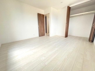 【収納】 | 佐伯区坪井1（楽々園駅）全3区画　NO1【外構工事込】 | 2階　洋室×3　収納付きでお部屋がスッキリ広く使えます。
