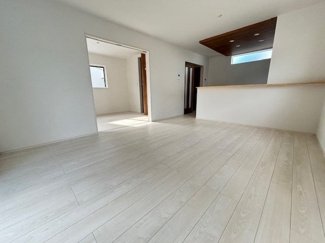 【居間・リビング】 | 佐伯区坪井1（楽々園駅）全3区画　NO1【外構工事込】 | 15帖リビング☆　対面式のキッチンでリビングが見渡せるので、お子様やご家族の様子が見えて安心です♪