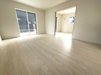 【居間・リビング】 | 佐伯区坪井1（楽々園駅）全3区画　NO1【外構工事込】 | 15帖リビング☆対面式のキッチンでリビングが見渡せるので、お子様やご家族の様子が見えて安心です♪