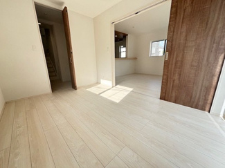 【洋室】 | 佐伯区坪井1（楽々園駅）全3区画　NO1【外構工事込】 | 15帖リビングにつながる洋室☆