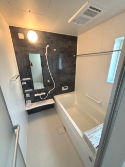 【浴室】 | 佐伯区坪井1（楽々園駅）全3区画　NO1【外構工事込】 | ゆったりした浴槽は、足を伸ばしてゆったり湯船につかることができます。
浴室換気乾燥機付きでカビ予防やヒートショック予防に安心です☆