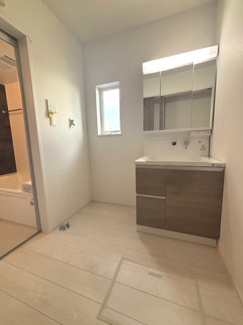 【独立洗面台】 | 佐伯区坪井1（楽々園駅）全3区画　NO1【外構工事込】 | 三面鏡付きの洗面台は、メイクもドライヤーも余裕のスペースです☆