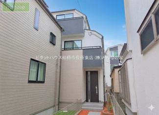 【外観】 | 保育園4分　幼稚園4分　小学校10分　スーパー6分　入船　A号棟 | 温もり感じるナチュラルな外観です。販売現地