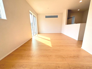 【居間・リビング】 | 佐伯区屋代2（山陽女学園駅）　全２区画　NO2 | 大きな窓が設置された16帖リビング☆対面式のキッチンでリビングが見渡せるので、お子様やご家族の様子が見えて安心です♪