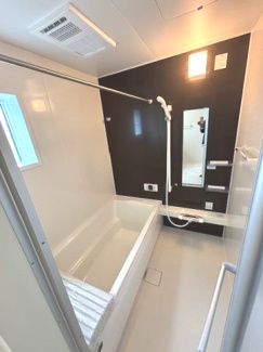 【浴室】 | 佐伯区屋代2（山陽女学園駅）　全２区画　NO2 | ゆったりした浴槽は、足を伸ばしてゆったり湯船につかることができます。
浴室換気乾燥機付きでカビ予防やヒートショック予防に安心です☆