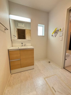 【独立洗面台】 | 佐伯区屋代2（山陽女学園駅）　全２区画　NO2 | 三面鏡付きの洗面台は、メイクもドライヤーも余裕のスペースです☆