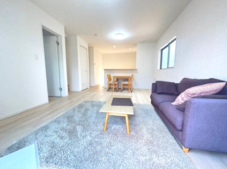 【居間・リビング】 | 安芸郡熊野町城之堀1丁目　全5区画　NO8 | 大きな窓が設置された16.75帖リビング☆対面式のキッチンでリビングが見渡せるので、お子様やご家族の様子が見えて安心です♪