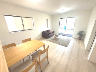 【居間・リビング】 | 安芸郡熊野町城之堀1丁目　全5区画　NO8 | 16.75帖リビング☆対面式のキッチンでリビングが見渡せるので、お子様やご家族の様子が見えて安心です♪